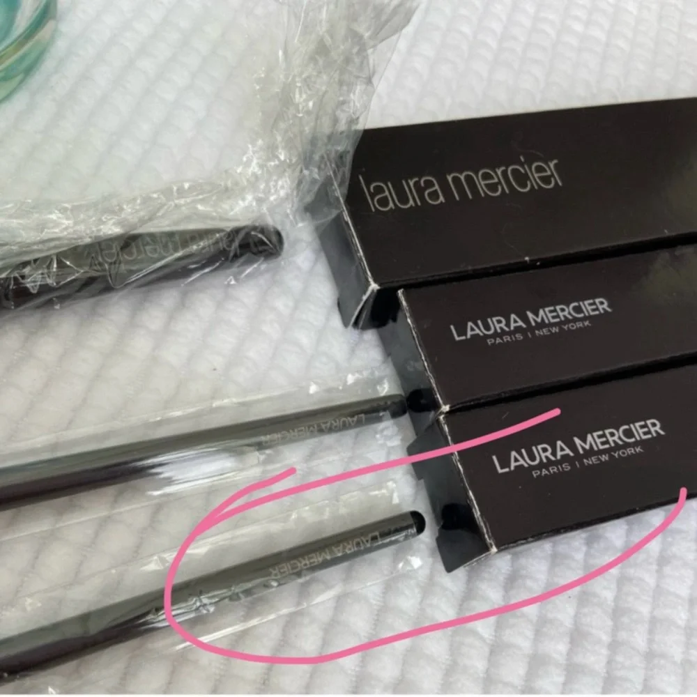 Laura Mercier Brush “Crème Eye Detail” Brush - NWT in box